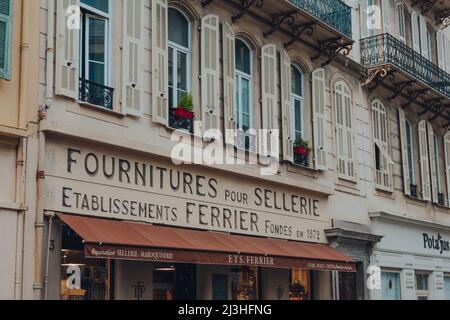 Nizza, Frankreich - 10. März 2022: Schild an der Außenseite von ETS Ferrier, einem Polster- und Bedarfsartikel-Geschäft in Nizza, einem berühmten Touristenziel auf dem Fren Stockfoto