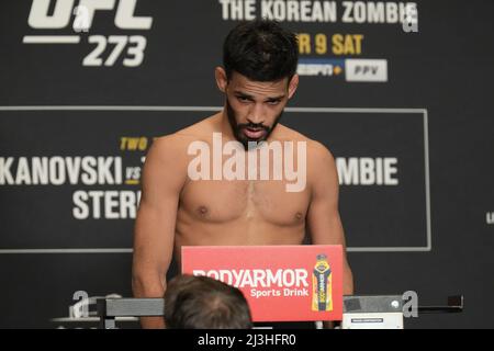 Jacksonville, Florida, JACKSONVILLE, FL, USA. 8. April 2022. JACKSONVILLE, FL - 8. April: Julio Arce tritt auf die Waage und verpasst das Gewicht beim offiziellen Wägen im Hyatt Regency Riverfront für UFC 273 - Volkanovski gegen den Koreaner - Offizielle Wägen am 8. April 2022 in Jacksonville, Florida, USA. (Bild: © Louis Grasse/PX Imagens via ZUMA Press Wire) Bild: ZUMA Press, Inc./Alamy Live News Stockfoto