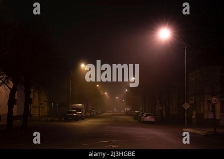 Deutschland, Luckenwalde, 28. Februar 2022, subtiler Nebel in der Nacht in den Straßen der kleinen Stadt Luckenwalde Stockfoto