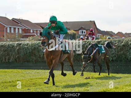 Aintree Racecourse. 8. April 2022. Aintree, Merseyside, England: Grand National Festival, Tag 2: Daryl Jacob setzt auf Janika Bechers Brook an die Spitze, aber Sean Bowen gewinnt das Rennen auf Mac Tottie. Der zweite Tag des dreitägigen Grand National Meetings wird traditionell als Ladies Day bezeichnet. Kredit: Aktion Plus Sport/Alamy Live Nachrichten Stockfoto