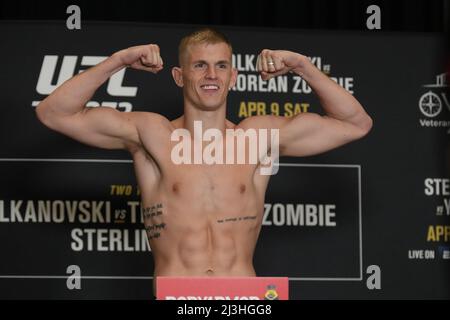 Jacksonville, Florida, JACKSONVILLE, FL, USA. 8. April 2022. JACKSONVILLE, FL - 8. April: Ian Garry tritt für das offizielle Wägen im Hyatt Regency Riverfront für UFC 273 auf die Waage - Volkanovski vs. Der Koreaner - Offizielles Wägen am 8. April 2022 in Jacksonville, Florida, USA. (Bild: © Louis Grasse/PX Imagens via ZUMA Press Wire) Bild: ZUMA Press, Inc./Alamy Live News Stockfoto