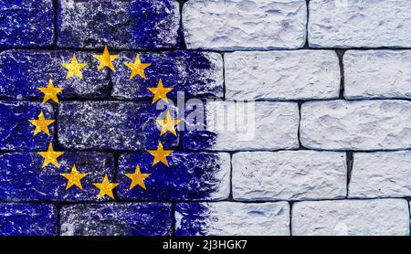 Flagge der Europäischen Union vor einer Steinmauer Stockfoto