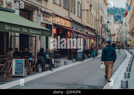 Nizza, Frankreich - 10. März 2022: Reihe oder Bars und Restaurants in der Rue de la Prefecture in der Altstadt von Nizza, einem berühmten Touristenziel auf den Franzosen Stockfoto