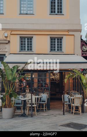 Nizza, Frankreich - 10. März 2022: Außenansicht der Bar de la Degustation in der Altstadt von Nizza, einem berühmten Touristenziel an der französischen Riviera. Stockfoto