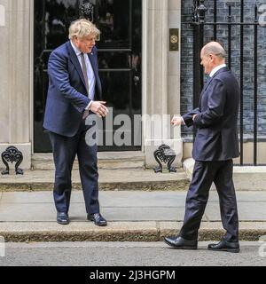 Westminster, London, Großbritannien. 08. April 2022. Der britische Premierminister Boris Johnson begrüßt heute den deutschen Bundeskanzler Olaf Scholz in der Downing Street zu Gesprächen über die Lage in der Ukraine sowie über internationale und bilaterale Themen. Kredit: Imageplotter/Alamy Live Nachrichten Stockfoto