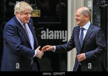 Westminster, London, Großbritannien. 08. April 2022. Der britische Premierminister Boris Johnson begrüßt heute den deutschen Bundeskanzler Olaf Scholz in der Downing Street zu Gesprächen über die Lage in der Ukraine sowie über internationale und bilaterale Themen. Kredit: Imageplotter/Alamy Live Nachrichten Stockfoto