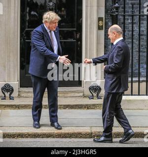 Westminster, London, Großbritannien. 08. April 2022. Der britische Premierminister Boris Johnson begrüßt heute den deutschen Bundeskanzler Olaf Scholz in der Downing Street zu Gesprächen über die Lage in der Ukraine sowie über internationale und bilaterale Themen. Kredit: Imageplotter/Alamy Live Nachrichten Stockfoto