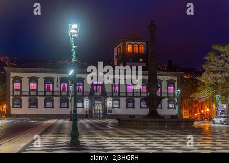 Nachtansicht des Praca do Municipio in Funchal, Madeira, Portugal. Stockfoto