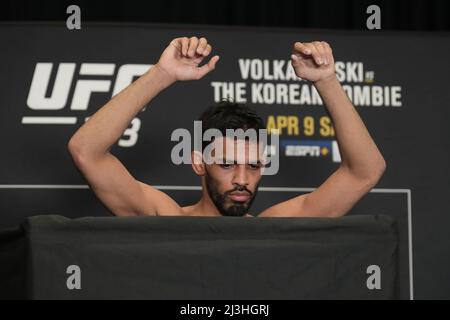 Jacksonville, Florida, JACKSONVILLE, FL, USA. 8. April 2022. JACKSONVILLE, FL - 8. April: Julio Arce tritt auf die Waage und verpasst das Gewicht beim offiziellen Wägen im Hyatt Regency Riverfront für UFC 273 - Volkanovski gegen den Koreaner - Offizielle Wägen am 8. April 2022 in Jacksonville, Florida, USA. (Bild: © Louis Grasse/PX Imagens via ZUMA Press Wire) Bild: ZUMA Press, Inc./Alamy Live News Stockfoto