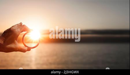 Klare Sicht durch ein sauberes Glas Stockfoto