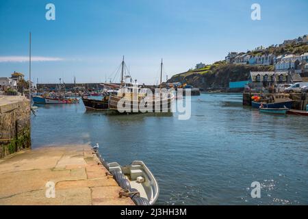 Fischerboote liegen im Hafen von Mevagissey Stockfoto