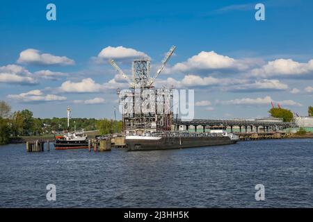 Tankstelle für Schiffe im Hamburger Hafen Stockfoto