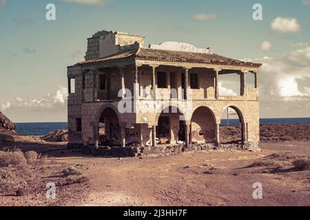Gebäude der Geisterstadt im Süden von Teneriffa, genannt Sanatorio de Abona. Vintage-Style Stockfoto
