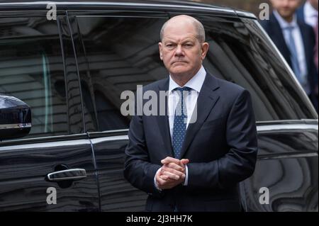 London, Großbritannien. 8. April 2022. Bundeskanzler Olaf Scholz trifft vor dem bilateralen Treffen mit dem britischen Premierminister Boris Johnson in der Downing Street ein. Es wird erwartet, dass die Staats- und Regierungschefs Maßnahmen als Reaktion auf den russischen Einmarsch in die Ukraine diskutieren werden. Quelle: Wiktor Szymanowicz/Alamy Live News Stockfoto