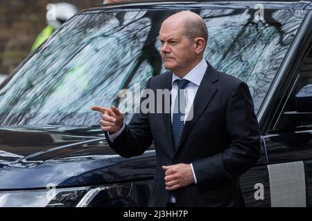 London, Großbritannien. 8. April 2022. Bundeskanzler Olaf Scholz trifft vor dem bilateralen Treffen mit dem britischen Premierminister Boris Johnson in der Downing Street ein. Es wird erwartet, dass die Staats- und Regierungschefs Maßnahmen als Reaktion auf den russischen Einmarsch in die Ukraine diskutieren werden. Quelle: Wiktor Szymanowicz/Alamy Live News Stockfoto