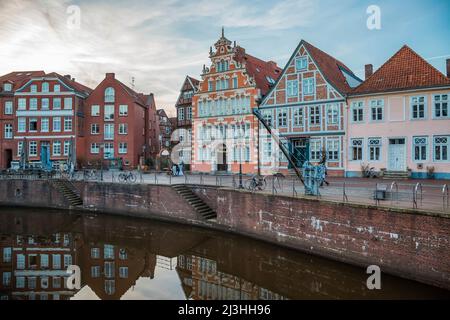 Historische Häuser am Hafen in Stade Stockfoto