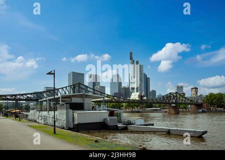 Blick über die Eiserner Steg-Brücke auf das Bankenviertel in Frankfurt am Main Stockfoto