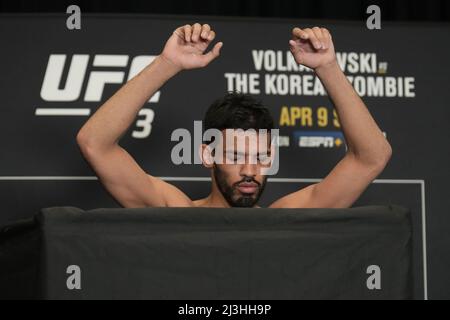 Jacksonville, Florida, JACKSONVILLE, FL, USA. 8. April 2022. JACKSONVILLE, FL - 8. April: Julio Arce tritt auf die Waage und verpasst das Gewicht beim offiziellen Wägen im Hyatt Regency Riverfront für UFC 273 - Volkanovski gegen den Koreaner - Offizielle Wägen am 8. April 2022 in Jacksonville, Florida, USA. (Bild: © Louis Grasse/PX Imagens via ZUMA Press Wire) Bild: ZUMA Press, Inc./Alamy Live News Stockfoto