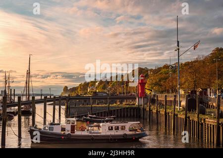 Traditionelles Schiff 'Hafendocker' im Museumshafen in Hamburg Oevelgönne bei Sonnenuntergang Stockfoto