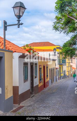 Schmale Straße in der portugiesischen Stadt Funchal. Stockfoto