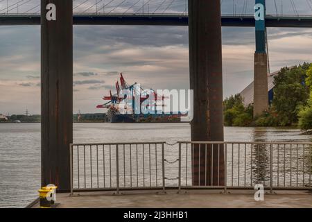 Blick auf ein Containerschiff vom Fähranleger aus Stockfoto