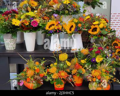 Bunte Blumensträuße mit vielen gelben Sonnenblumen im Blumenladen Stockfoto
