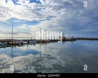 Schiffe spiegeln sich in den ruhigen Hafengewässern von Timmendorf auf der Insel Poel wider Stockfoto