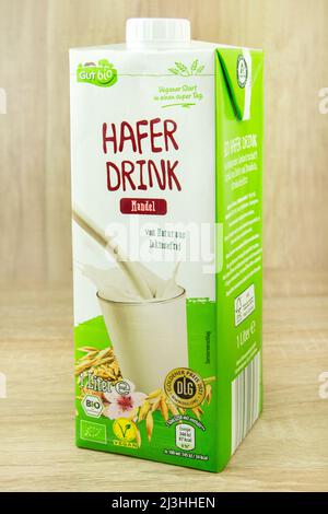 Hamburg, Deutschland - März 29 2022: Bio Haferdrink gut Bio vegan Stockfoto