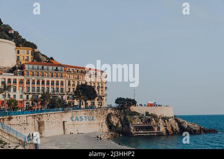 Nizza, Frankreich - 10. März 2022: Blick auf das Castel-Schild und den Strand in Nizza, einem berühmten Touristenziel an der französischen Riviera. Stockfoto