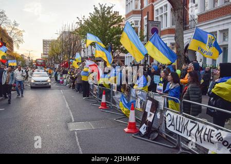 London, Großbritannien. 07. April 2022. Demonstranten halten ukrainische Flaggen während der Solidaritätsdemonstration mit der Ukraine vor der russischen Botschaft in London. Hunderte von Menschen versammelten sich vor der Botschaft und warfen Pfannen, Kleidung, Spielzeug, Haushaltsgeräte und andere Haushaltsgegenstände als Reaktion auf die Plünderung durch russische Soldaten in der Ukraine ab. Kredit: SOPA Images Limited/Alamy Live Nachrichten Stockfoto