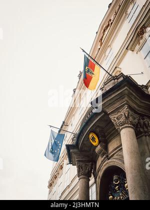 Deutsche Botschaft in Prag mit deutscher und europäischer Flagge Stockfoto