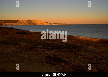 Sonnenuntergang über der Felsküste am Atlantik zwischen Burgau und Luz westlich von Lagos, Algarve, Barlavento, Westalgarve, Felsenalgarve, Bezirk Faro, Portugal, Europa Stockfoto