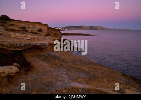 Sonnenuntergang über der Felsküste am Atlantik zwischen Burgau und Luz westlich von Lagos, Algarve, Barlavento, Westalgarve, Felsenalgarve, Bezirk Faro, Portugal, Europa Stockfoto