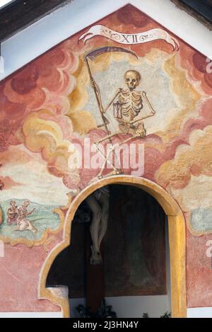 Alpine Lüftlmalerei an der römisch-katholischen Kirche St. Jakob im Wallgau, Oberes Isartal, Oberbayern Stockfoto