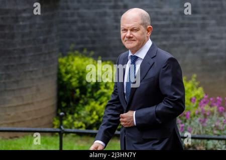 Downing Street, London, Großbritannien. 8.. April 2022,Bundeskanzler Olaf Scholz, Ankunft in der Downing Street. Boris Johnson und Bundeskanzler Olaf Scholz werden Gespräche zum Konflikt in der Ukraine führen. Amanda Rose/Alamy Live News Stockfoto