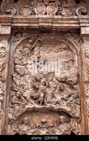 Wandrelief aus dem Jahr 1644, Ölszene, gestiftet vom Bürgermeister Andreas Bader zu Ehren und Gedenken an seine drei Frauen, Pfarrkirche in Mittenwald Stockfoto