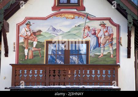 Bauern in Tracht bei der Landschaftspflege auf den Buckelwiesen, Lüftlmalerei in Mittenwald, Oberbayern Stockfoto