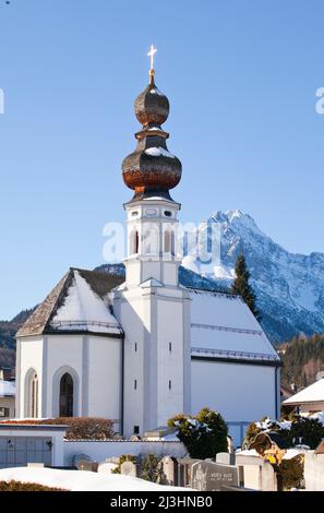Die katholische Friedhofskirche St. Nikolaus in Mittenwald, erbaut 1447 als Dachsparrenkirche, Oberbayern Stockfoto