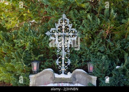 Schmiedeeisernes Grabkreuz ohne Namen auf dem Friedhof von Mittenwald Stockfoto