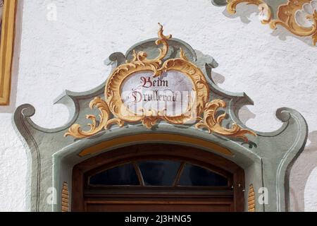 Ein besonderes Kulturgut ist die traditionelle Lüftlmalerei in Mittenwald, ein altes Haus mit dem Hausnamen 'beim Drulleralt', dessen Erbauer ursprünglich aus dem benachbarten Tirol stammten. Erbaut im Kraut Gartl, einem ehemaligen Feldnamen Stockfoto