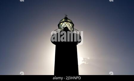 Spanien, Kanarische Inseln, Fuerteventura, südwestliche Spitze, karge Landschaft, Backlight shot, Punta de Jandia, Leuchtturm, Weitwinkel von unten, Leuchtturm hinterleuchtet, Ring des Lichts hinter dem Leuchtturm Stockfoto