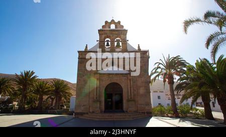 Spanien, Kanarische Inseln, Fuerteventura, Vega di Rio de las Palmas, Kirche, Portal, Glockenturm, Rücklicht, Palmen Stockfoto