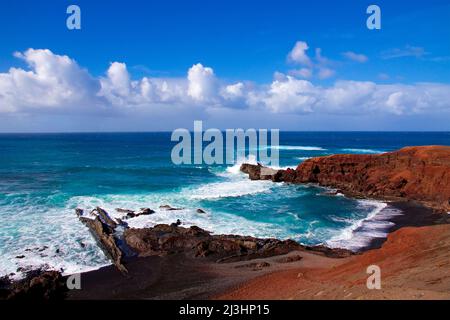 Kanarische Inseln, Lanzarote, Vulkaninsel, Westküste, Krater-See, Charco de los Clicos, Lavagesteine rot, vulkanischer See grün, himmelblau, Wolken weiß, Surf-Wellen, Meeresblau, schäumendes Spray Stockfoto