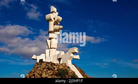 Kanarische Inseln, Lanzarote, Vulkaninsel, Kunstwerk, Kunstinstallation, Monumento al Campesino, Cesar Manrique, Denkmal für die Bauern, auf einem Steinhügel, aus weißen Betonblöcken, abstrakt, himmelblau, Wolken weiß Stockfoto