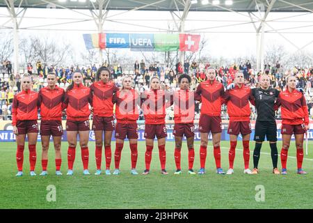 Bukarest, Rumänien. 08. April 2022. Die Schweizer Mannschaft steht während des Fußballspiels der Frauen-WM zwischen Rumänien und der Schweiz im Stadum Stadionul Arcul de Triumph in Bukarest, Rumänien, für die Nationalhymne. Daniela Porcelli /SPP Quelle: SPP Sport Press Foto. /Alamy Live News Stockfoto