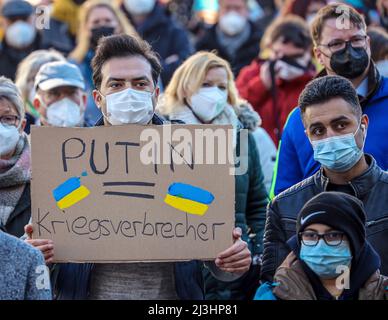 Wesel, Nordrhein-Westfalen, Deutschland - Demonstration gegen Putins Krieg in der Ukraine. Friedensdemonstration und Solidaritätskundgebung für die Ukraine auf dem Großen Markt in Wesel. In Zeiten der Corona-Pandemie tragen alle Demonstranten Masken. Stockfoto