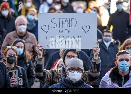 Wesel, Nordrhein-Westfalen, Deutschland - Demonstration gegen Putins Krieg in der Ukraine. Friedensdemonstration und Solidaritätskundgebung für die Ukraine auf dem Großen Markt in Wesel. In Zeiten der Corona-Pandemie tragen alle Demonstranten Masken. Stockfoto