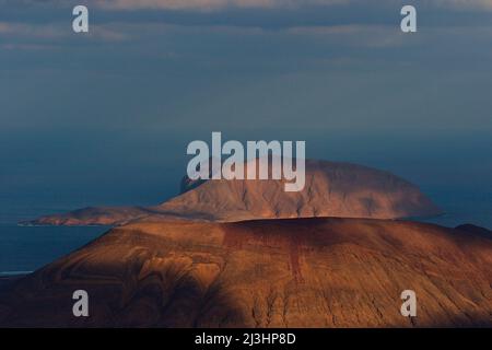 Kanarische Inseln, Lanzarote, Vulkaninsel, nördlich der Insel, nach-Gewitter Stimmung, Morgenlicht, Aussichtspunkt, Mirador del Rio, Erstellt von Cesar Manrique, Insel La Graciosa, Blick auf einen Teil von La Graciosa und die unbewohnte Vulkaninsel dahinter Stockfoto