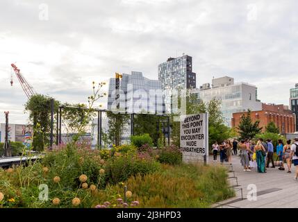 Chelsea, New York City, NY, USA, das weiße Glas-IAC-Gebäude des Architekten Frank Gehry, der Hauptsitz von InterActiveCorp im Chelsea-Viertel von Manhattan, von der High Line aus gesehen - ein beliebter linearer Park, der auf den erhöhten Bahngleisen über der Tenth Ave gebaut wurde Stockfoto
