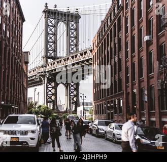 Dumbo, New York City, NY, USA, ikonische Manhattan Bridge und Empire State Building Blick von der Washington Street in Brooklyn, New York Stockfoto